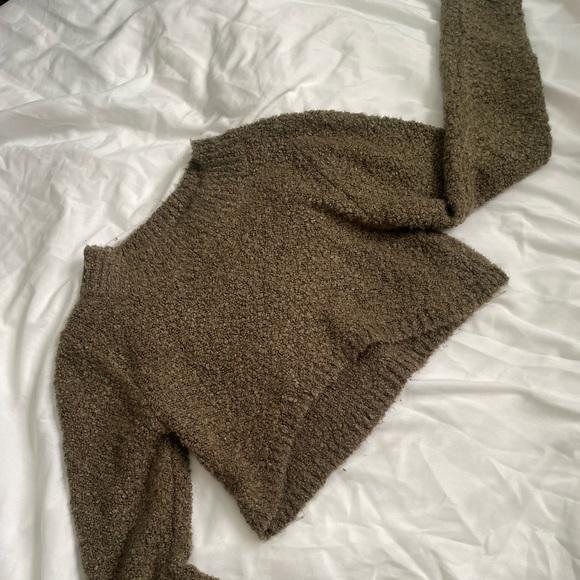 Olive cropped fuzzy sweater - Picture 4 of 5